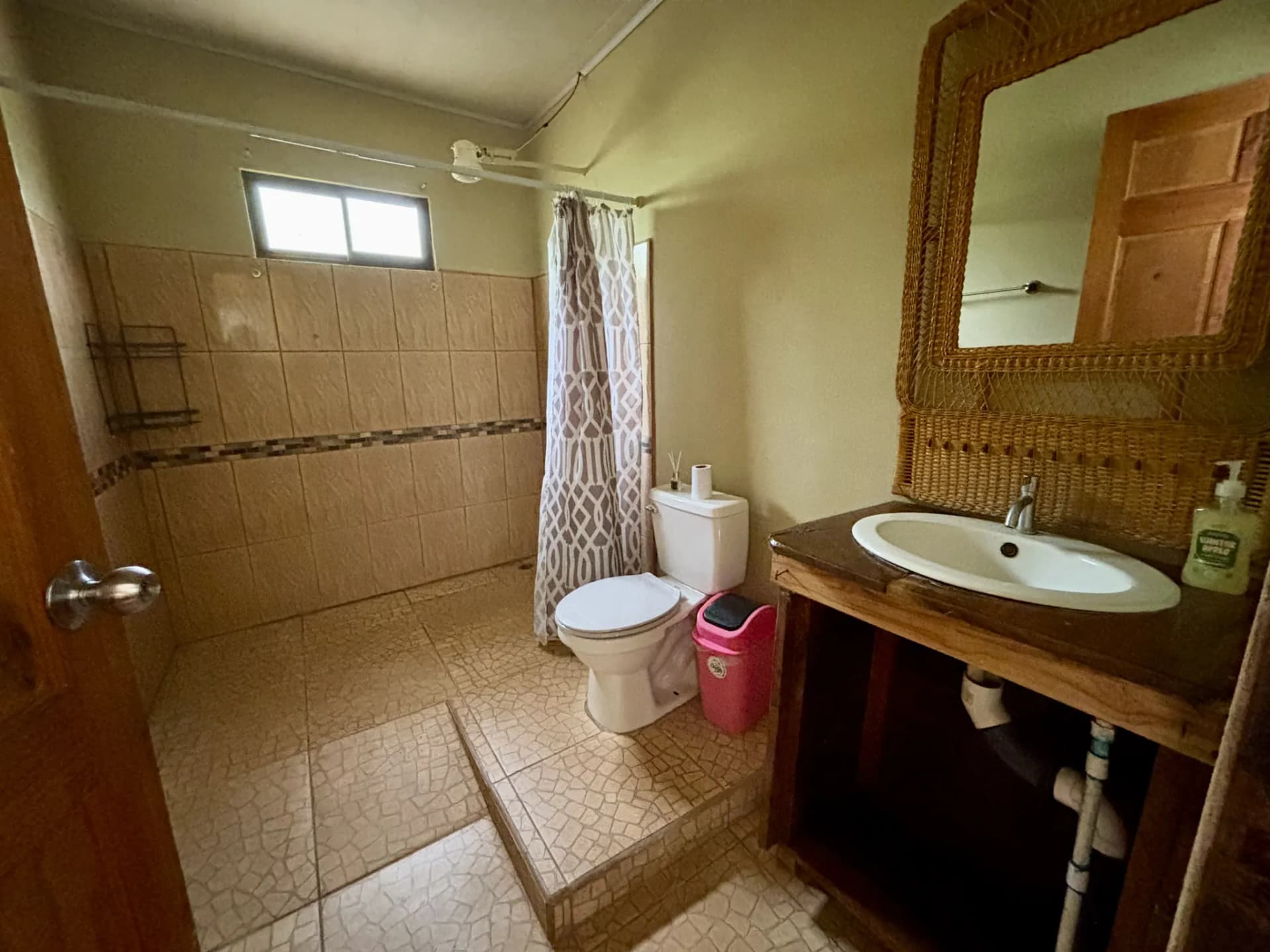 Baño amplio adaptado de la cabina extra
