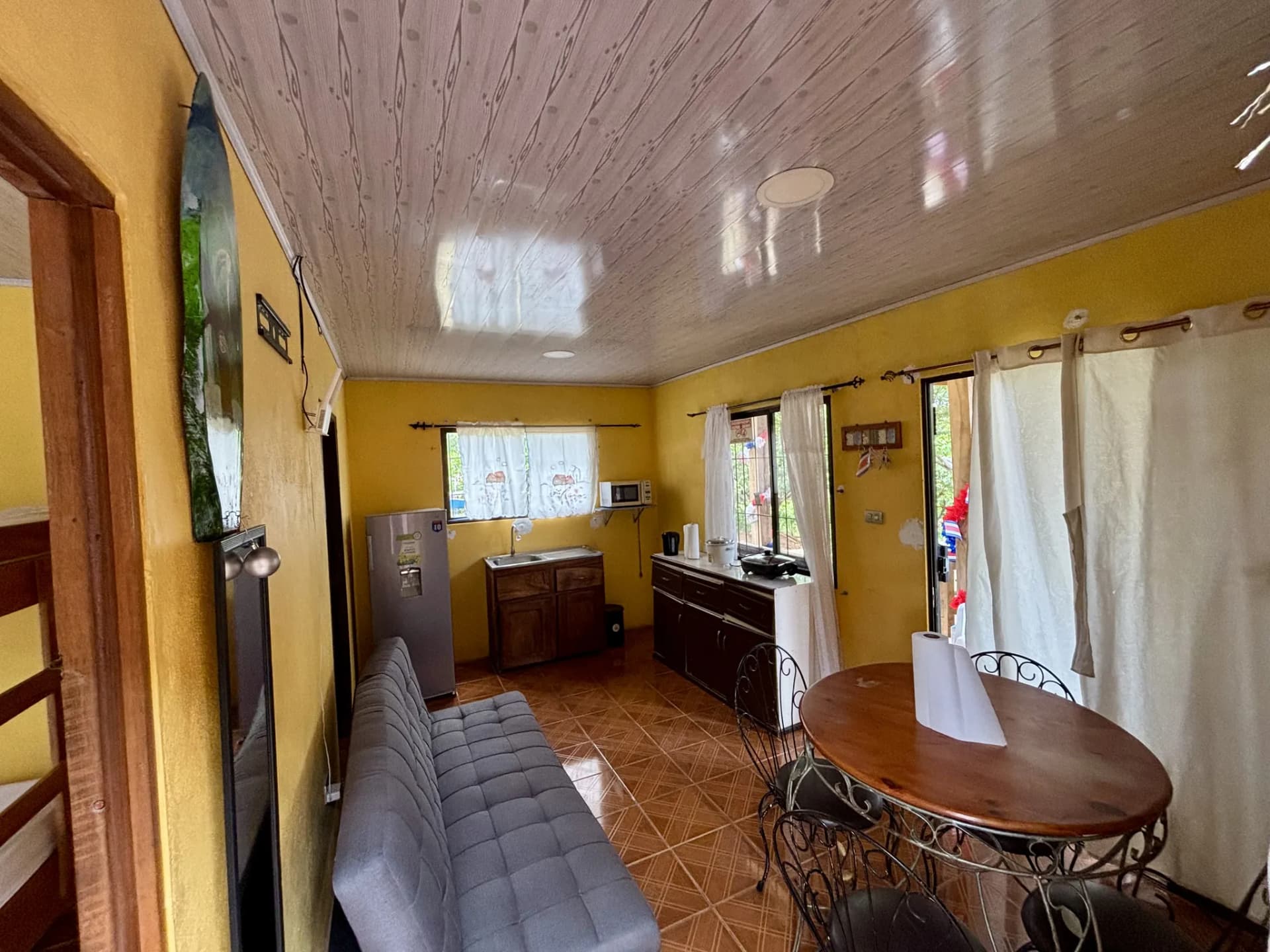 Sala de la cabina extra con sofá-cama, cocina y comedor