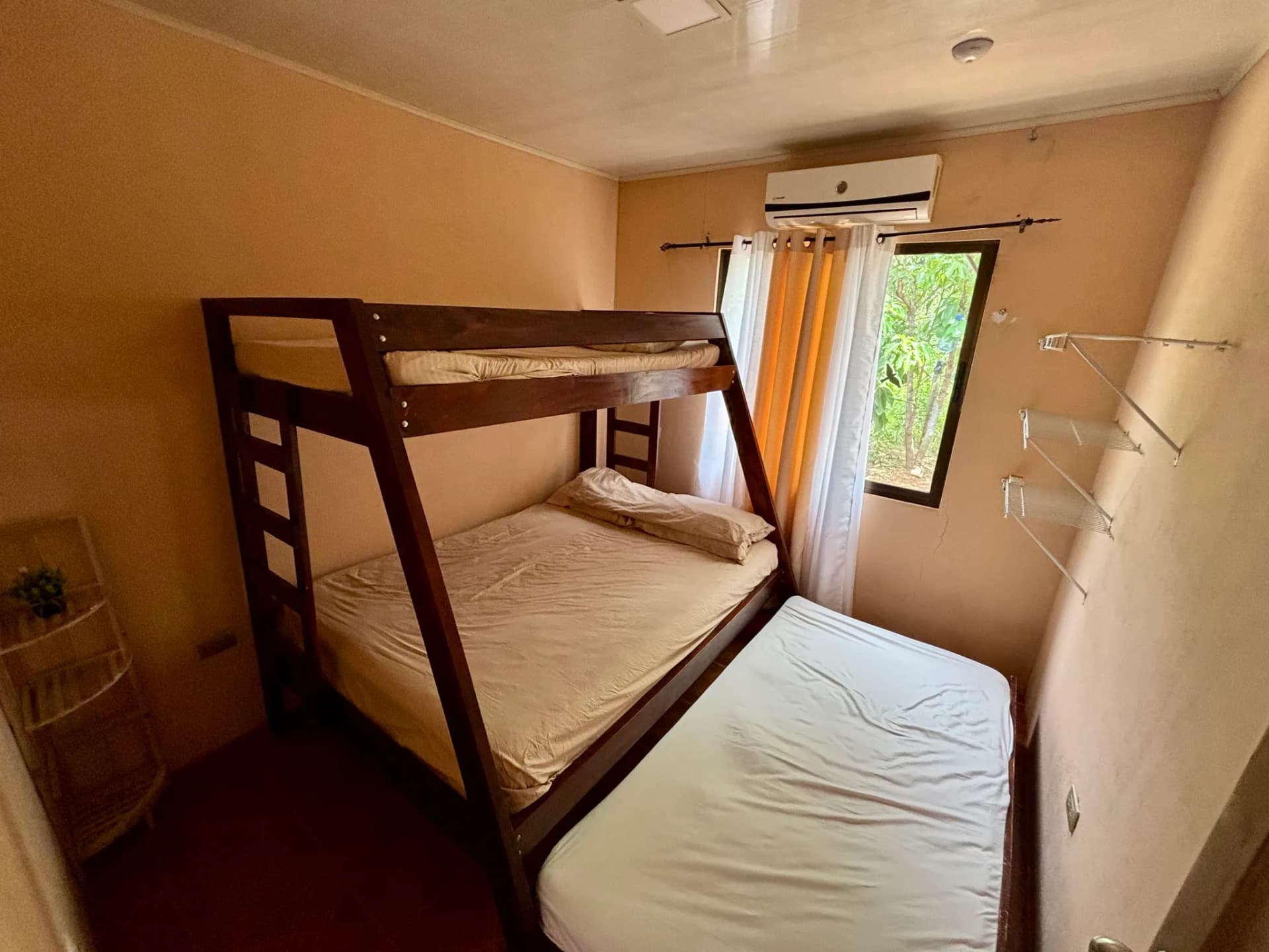 Habitación principal con camarote matrimonial e individual