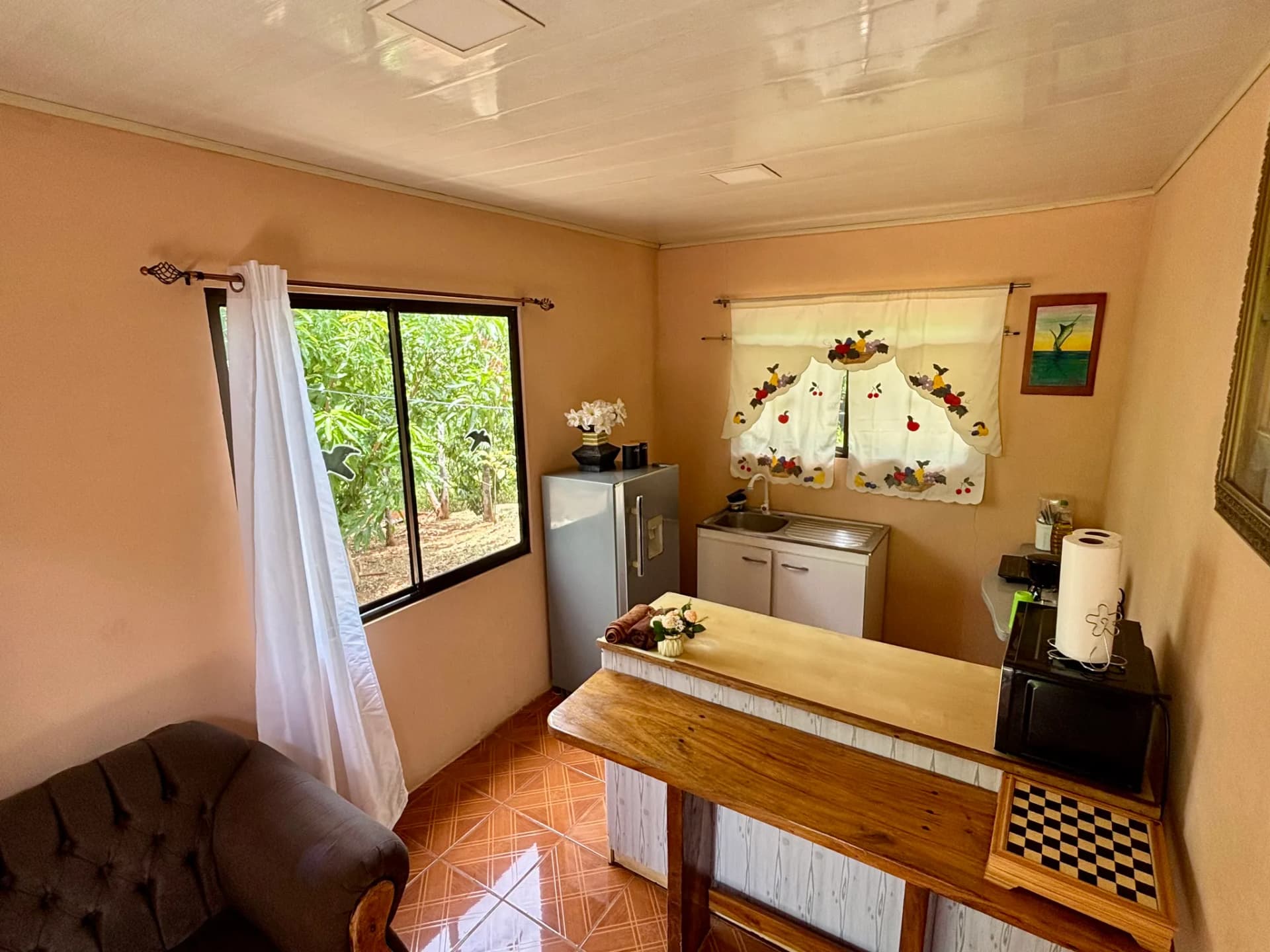 Cocina con comedor y ventana al monte
