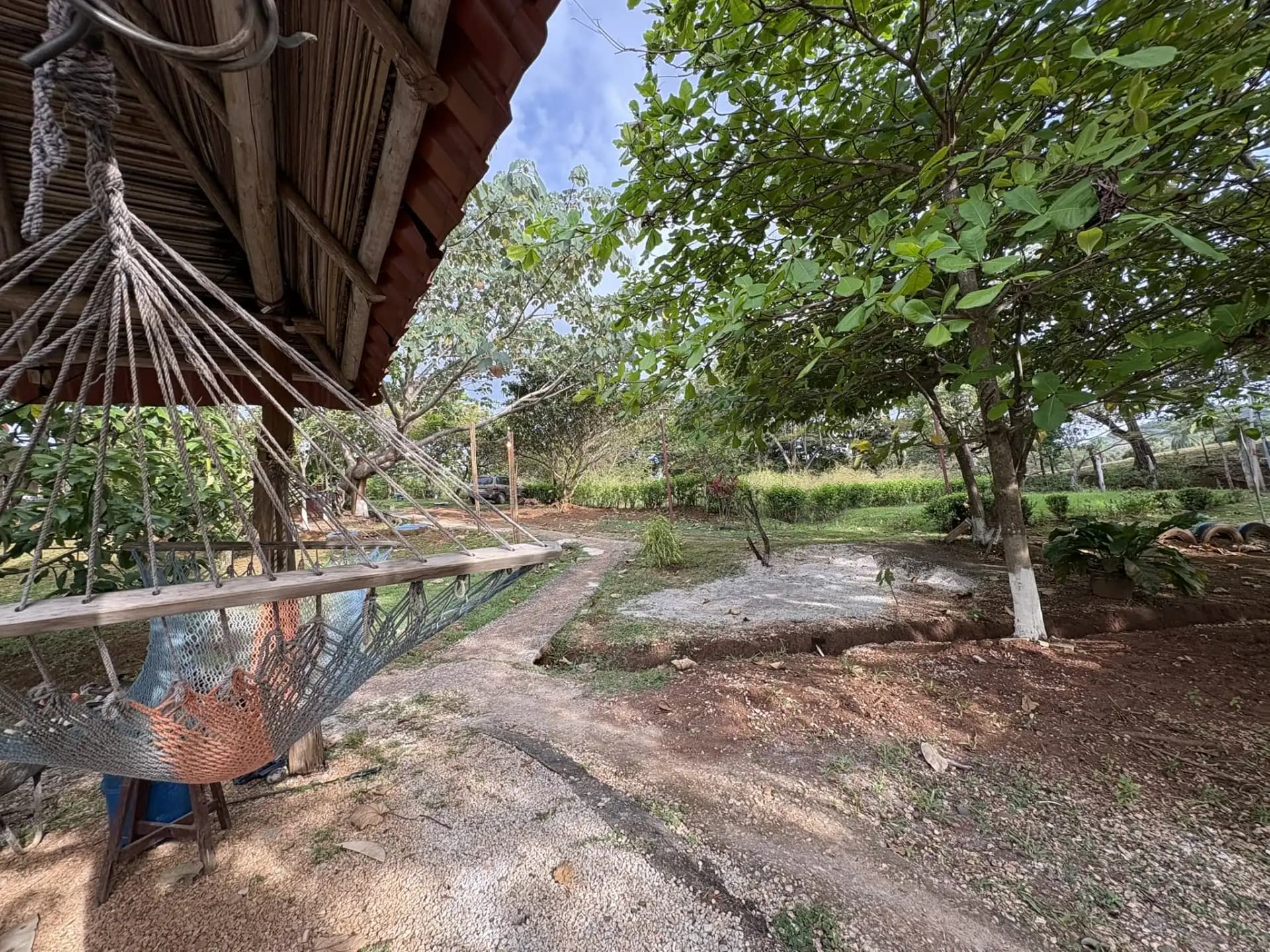 Vista desde la hamaca del rancho hacia el jardín